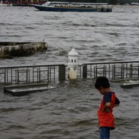 child at chao phraya