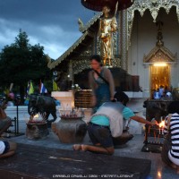 prayer at wat phra sing .2